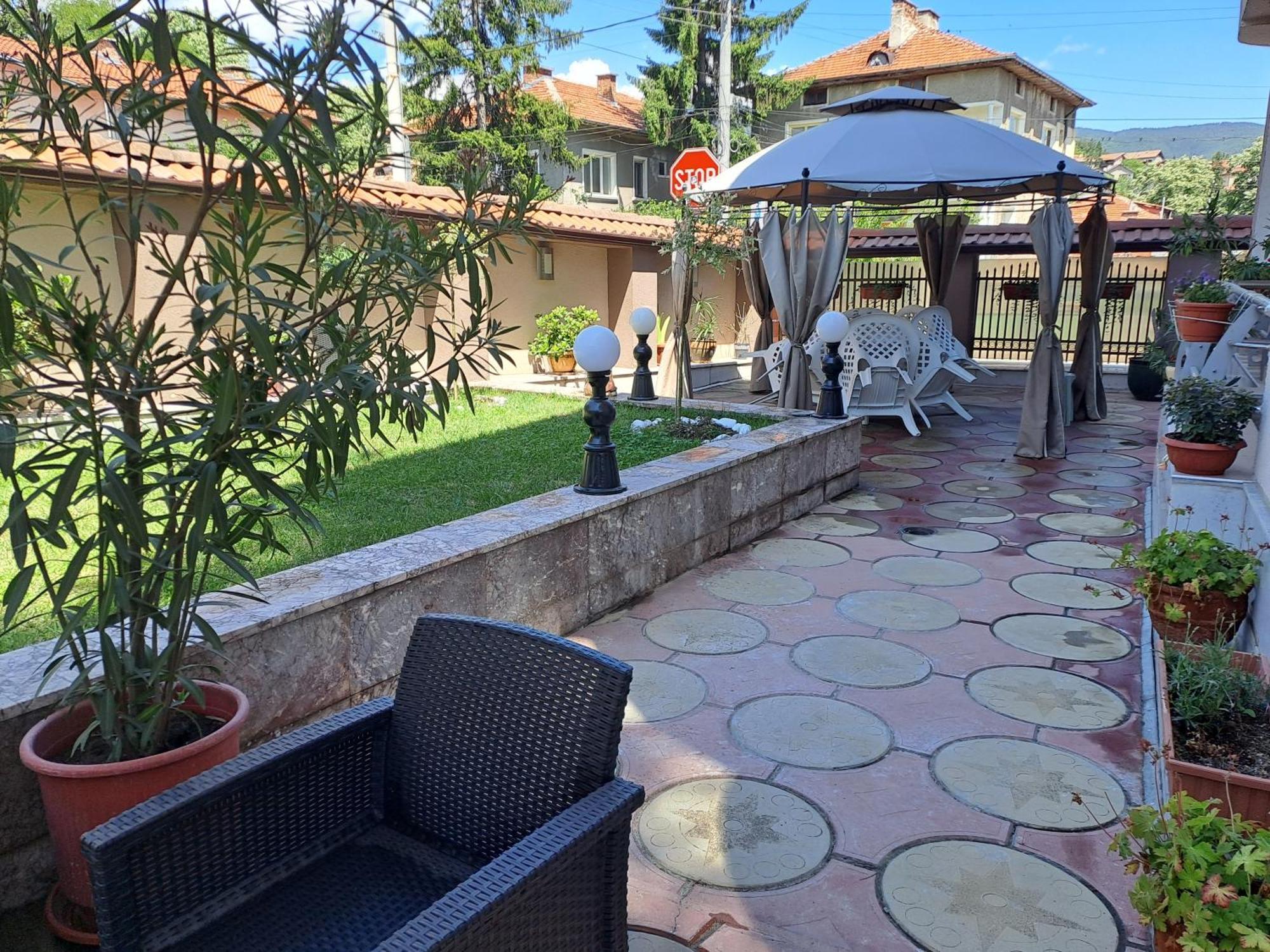 Приятелската Къща Hotel Velingrad Ngoại thất bức ảnh