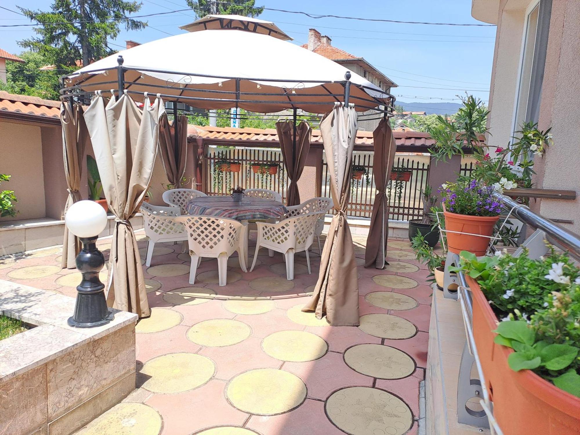Приятелската Къща Hotel Velingrad Ngoại thất bức ảnh